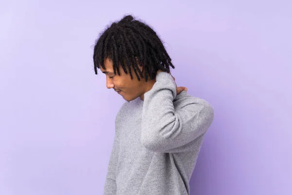 若いアフリカ系アメリカ人の男は首の痛みと紫色の背景に隔離された — ストック写真