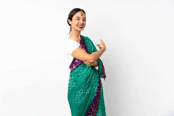 Jonge Indiaanse Vrouw Geïsoleerd Witte Achtergrond Wijzend Terug — Stockfoto