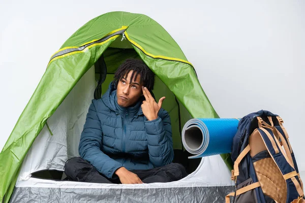 キャンプ中の若いアフリカ系アメリカ人の男自殺のジェスチャーを作る問題と緑のテント — ストック写真