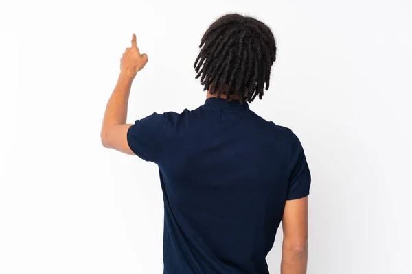 年轻的非洲裔美国人 背景是白色的 食指指向后方 — 图库照片
