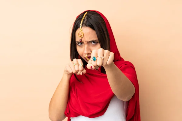 Jeune Indienne Isolée Sur Fond Beige Avec Geste Combat — Photo