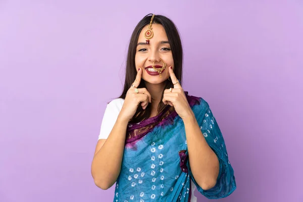 Mujer India Joven Aislada Sobre Fondo Púrpura Sonriendo Con Una —  Fotos de Stock