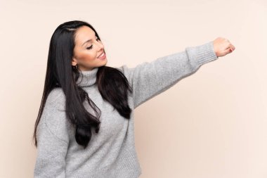 Tecrit edilmiş geçmişi olan genç bir Kolombiyalı kız iyi niyet gösterisi yapıyor.