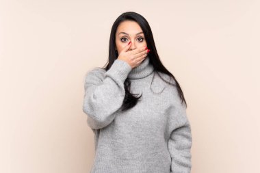 Tecrit edilmiş geçmişi olan genç Kolombiyalı kız elleriyle ağzını kapatıyor.