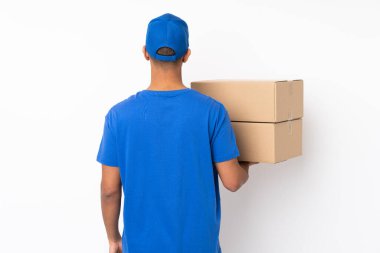 Teslimatçı arka planda izole edilmiş beyaz arka planda.