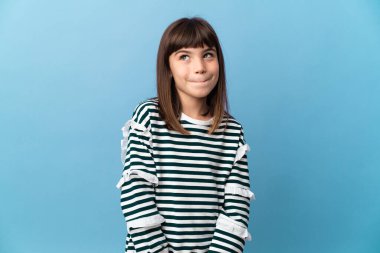 İzole edilmiş küçük bir kızın yukarı bakarken şüpheleri var.