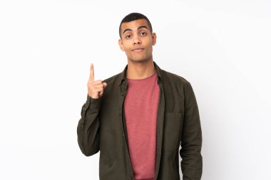 İzole edilmiş beyaz arka planda genç bir Afro-Amerikalı işaret parmağıyla işaret etmek harika bir fikir.