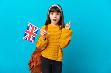 Mavi arka planda ingilizce okuyan küçük kız, bir fikrin parmağı yukarı kaldırdığını düşünüyor.