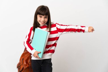 Beyaz arka planda izole edilmiş küçük bir öğrenci kız baş parmak işareti yapıyor.