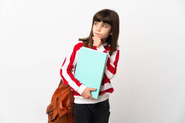 Beyaz arka planda izole edilmiş küçük öğrenci kız yukarı bakıyor.