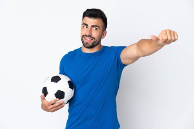 Yakışıklı genç futbolcu, izole olmuş duvarın üzerinden baş parmak işareti yapıyor.