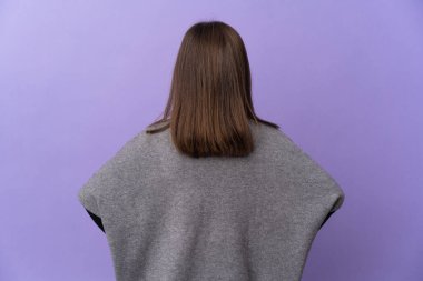 Arka plandaki izole edilmiş küçük kız.