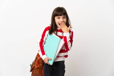 Beyaz arka planda izole edilmiş küçük kız mutlu ve gülümsüyor.