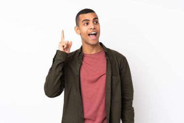 Genç Afro-Amerikalı, izole edilmiş beyaz arka planda parmağını kaldırarak çözümü anlamaya çalışıyor.