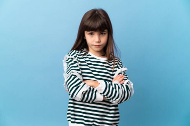 İzole edilmiş küçük bir kız üzgün