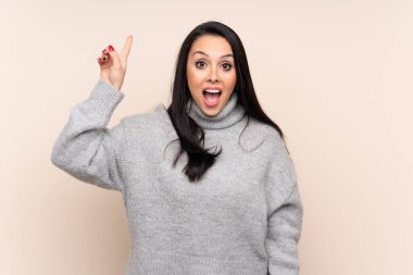 İzole edilmiş geçmişi olan genç Kolombiyalı bir kız parmağını kaldırarak çözümü bulmaya çalışıyor.