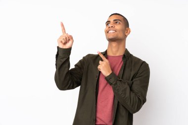 İzole edilmiş beyaz arka planda genç bir Afro-Amerikalı işaret parmağıyla işaret etmek harika bir fikir.