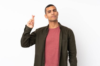 Genç Afro-Amerikan erkek izole beyaz arka planda şans diliyor ve en iyisini diliyor.