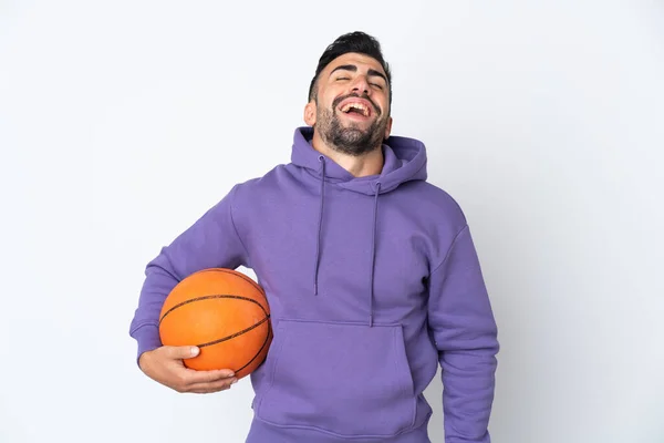 Człowiek Gra Koszykówkę Nad Odizolowaną Białą Ścianą Śmiejąc Się — Zdjęcie stockowe