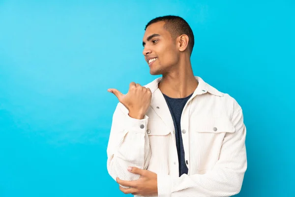 Giovane Uomo Afroamericano Sfondo Blu Isolato Che Punta Verso Lato — Foto Stock