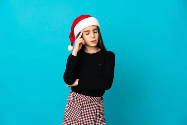 Bambina Con Cappello Natale Isolato Sfondo Blu Con Mal Testa — Foto Stock