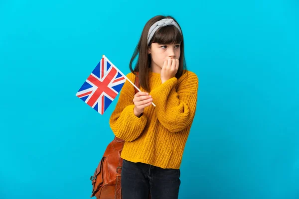 Malá Dívka Studuje Angličtinu Izolované Modrém Pozadí Pochybnostmi — Stock fotografie