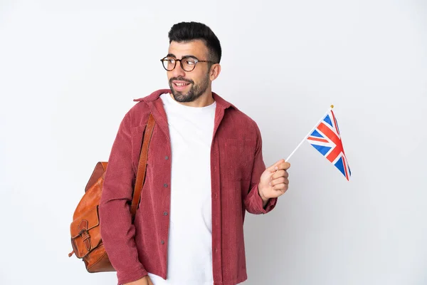 Joven Hispano Sosteniendo Una Bandera Del Reino Unido Mirando Hacia —  Fotos de Stock