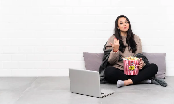 Giovane Ragazza Colombiana Possesso Una Ciotola Popcorn Mostrando Film Computer — Foto Stock