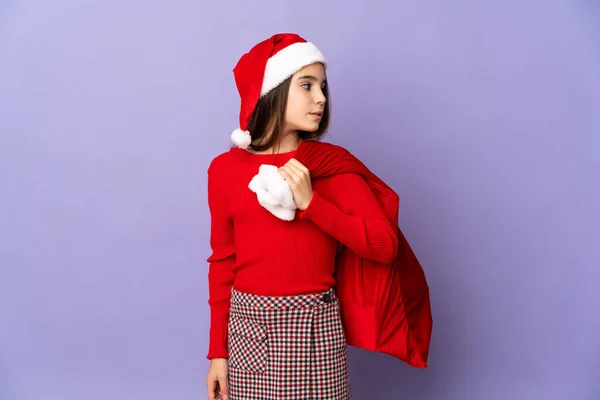 Petite Fille Avec Chapeau Sac Noël Isolé Sur Fond Violet — Photo