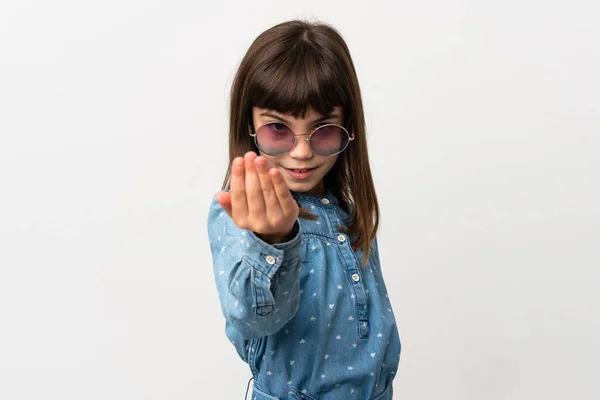 Menina Com Óculos Sol Isolados Fundo Branco Convidando Para Vir — Fotografia de Stock