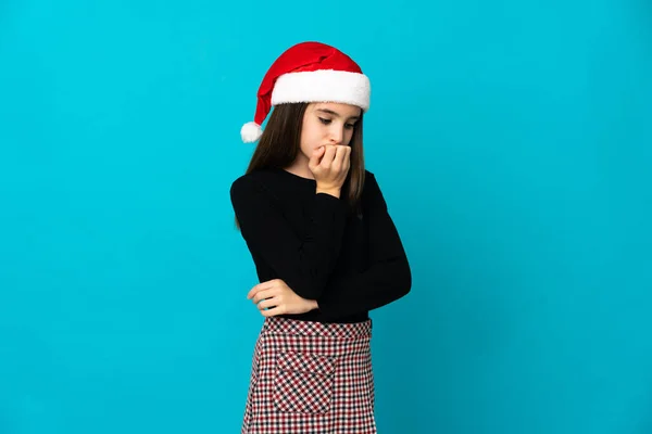 Niña Con Sombrero Navidad Aislado Sobre Fondo Azul Que Tiene — Foto de Stock