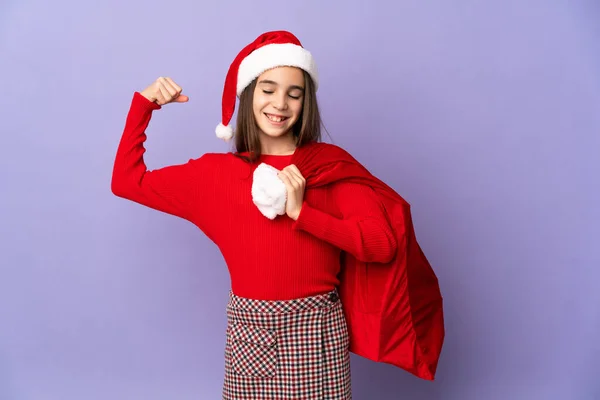 Petite Fille Avec Chapeau Sac Noël Isolé Sur Fond Violet — Photo