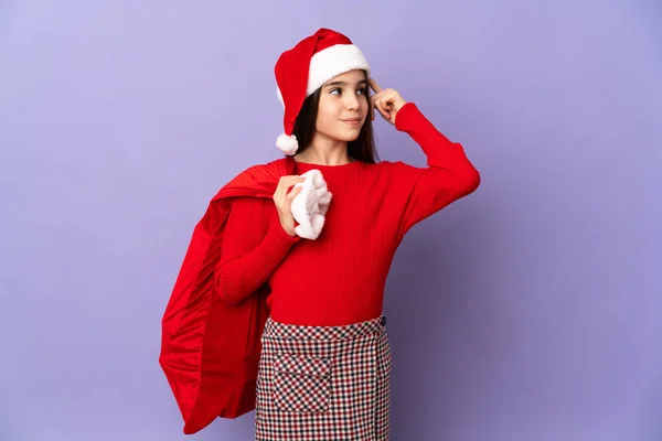 Petite Fille Avec Chapeau Sac Noël Isolé Sur Fond Violet — Photo