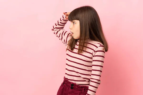 Little Girl Isolated Pink Background Surprise Expression While Looking Side — Stock Photo, Image