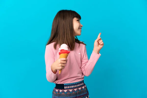 Κοριτσάκι Παγωτό Κορνέτα Απομονωμένο Μπλε Φόντο Που Δείχνει Μια Υπέροχη — Φωτογραφία Αρχείου