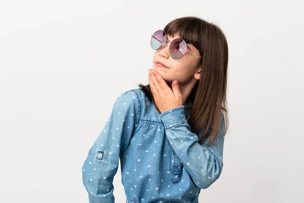 Liten Flicka Med Solglasögon Isolerad Vit Bakgrund Tittar Upp Medan — Stockfoto