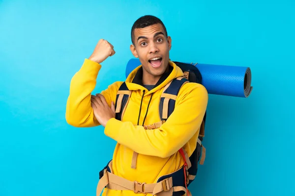 Jeune Alpiniste Homme Avec Grand Sac Dos Sur Fond Bleu — Photo