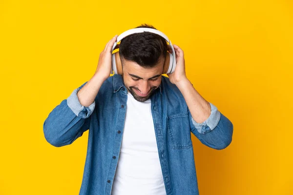 Homem Caucasiano Sobre Isolado Fundo Amarelo Ouvindo Música — Fotografia de Stock