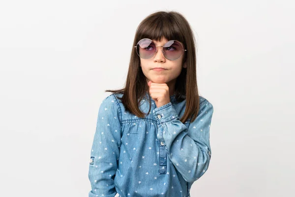 Liten Flicka Med Solglasögon Isolerad Vit Bakgrund Med Tvivel Och — Stockfoto