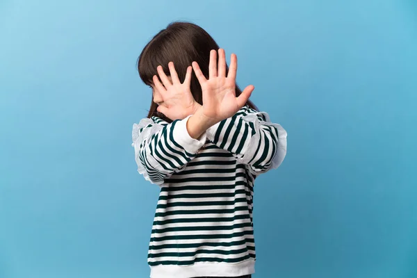 Menina Sobre Fundo Isolado Nervoso Esticando Mãos Para Frente — Fotografia de Stock