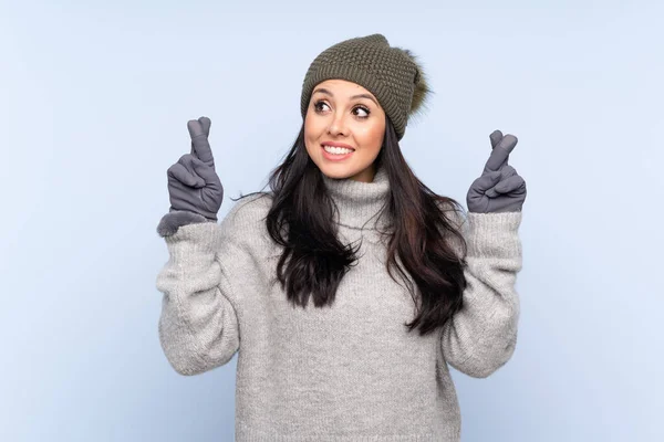 Jovem Colombiana Com Chapéu Inverno Sobre Fundo Azul Isolado Com — Fotografia de Stock