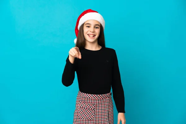 Petite Fille Avec Chapeau Noël Isolé Sur Fond Bleu Surpris — Photo