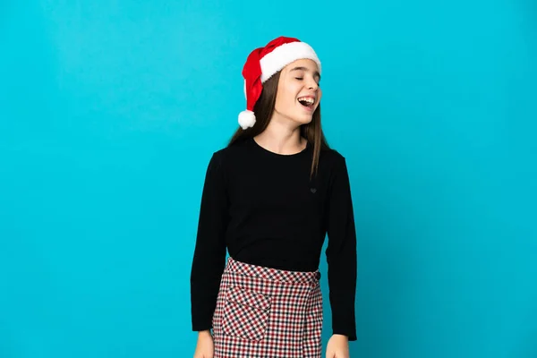 Petite Fille Avec Chapeau Noël Isolé Sur Fond Bleu Riant — Photo