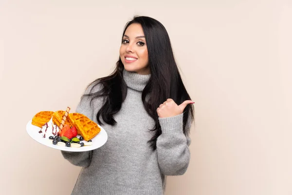 Jong Colombiaans Meisje Houden Wafels Geïsoleerde Achtergrond Met Duimen Omhoog — Stockfoto