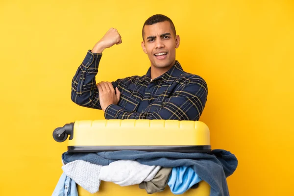 Viaggiatore Uomo Con Una Valigia Piena Vestiti Sfondo Giallo Isolato — Foto Stock