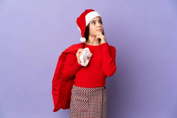 Petite Fille Avec Chapeau Sac Noël Isolé Sur Fond Violet — Photo