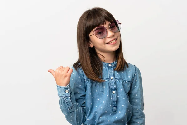 Menina Com Óculos Sol Isolados Fundo Branco Apontando Para Lado — Fotografia de Stock