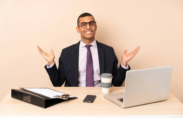 Ofisindeki Genç Adamı Dizüstü Bilgisayarı Diğer Belgelerle Gülümsüyor — Stok fotoğraf