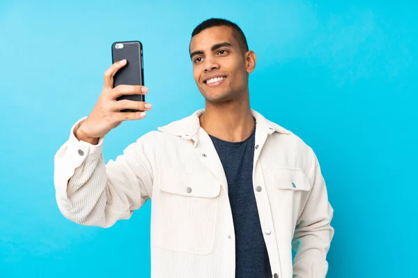 Νεαρός Αφροαμερικανός Πάνω Από Απομονωμένο Μπλε Φόντο Κάνει Μια Selfie — Φωτογραφία Αρχείου