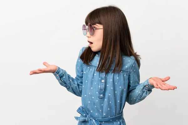 Klein Meisje Met Zonnebril Geïsoleerd Witte Achtergrond Met Verrassing Uitdrukking — Stockfoto